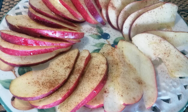 Φέτες από μήλο με μέλι και κανέλλα