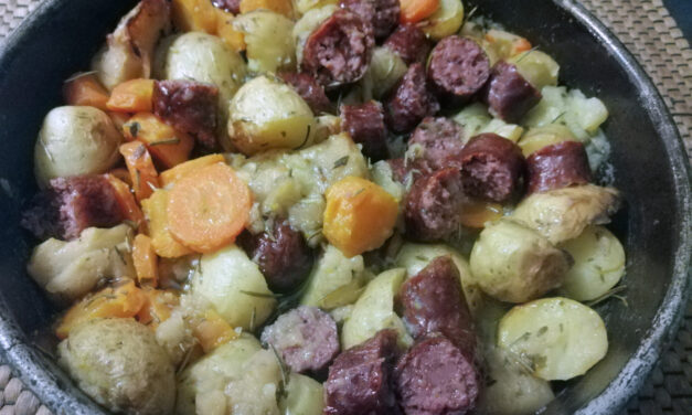 Πατάτες, καρότα, μήλα και σκόρδο με αρωματικά βότανα στο φούρνο