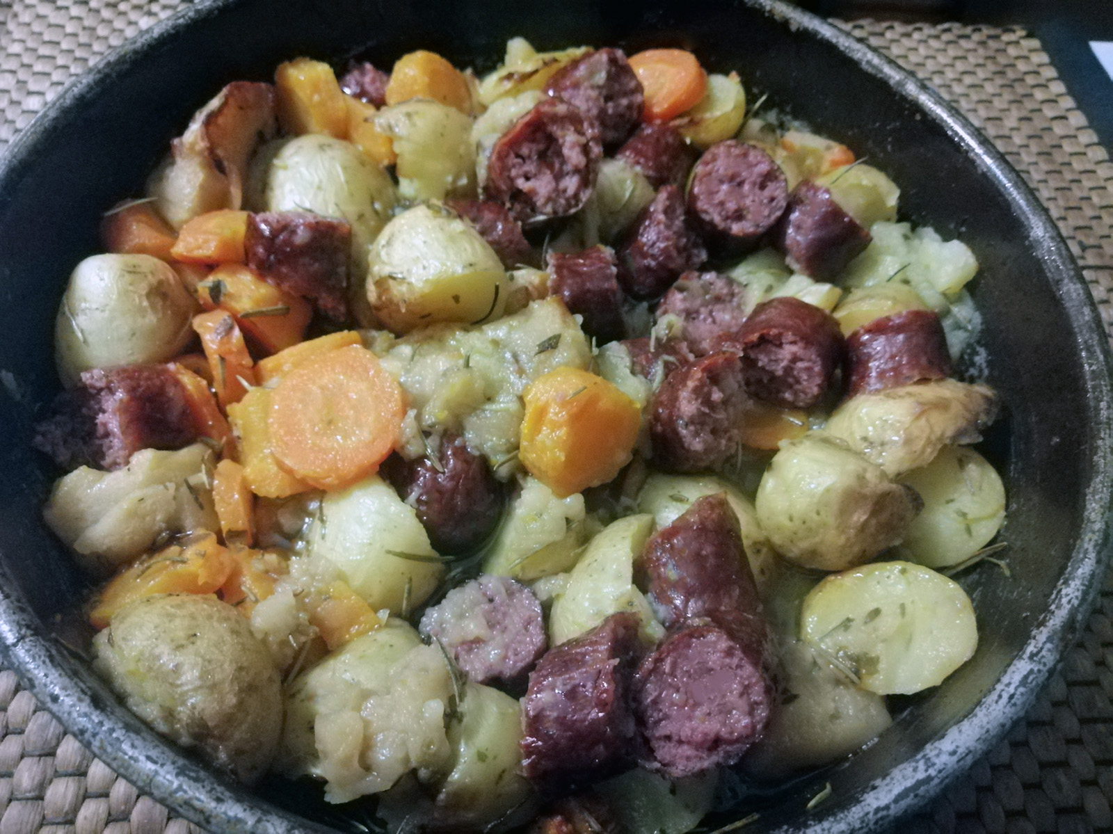Πατάτες, καρότα, μήλα και σκόρδο με αρωματικά βότανα στο φούρνο