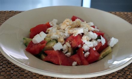 Σαλάτα με αβοκάντο, ντομάτα και φέτα